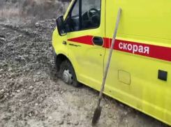 «Откапывали три часа»: в станице под Анапой реанимобиль увяз на аварийной дороге