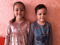  Костя и Виолетта Петунины, участники конкурса, поздравляют свою маму с праздником