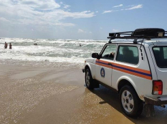 Мужчину сбил поезд, на пенсионерку упала торговая палатка, а в Анапе-море всё штормит