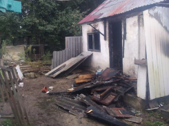 В День города под Анапой горели две хозяйственные постройки