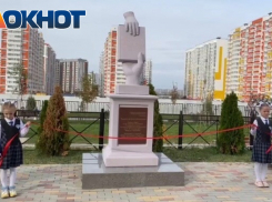В гимназии Анапы открыли памятный знак «Учителю»