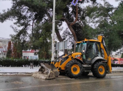 Сегодня Анапу от снега очищают 35 единиц техники