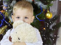 Маленьких анапских пациентов поздравил Дед Мороз и Снегурочка