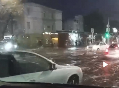 В Анапе прошел ливень и дороги превратились в реки