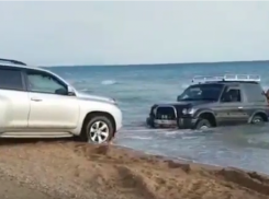 Видео: в Витязево под Анапой в море застрял джип 