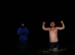 На Крещение в Анапе более 2000 человек окунулись в море