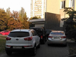 Нацарапать гвоздиком «с любовью» хотят анапчане на капотах машин, припаркованных на тротуаре