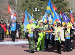 Команда моржей Анапы пронесла 18-метровую Георгиевскую ленту по улицам Феодосии