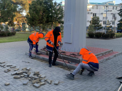 После публикации в «Блокнот Анапа» плитку в сквере «Россия» укрепили