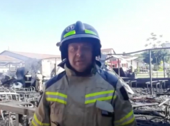 Из горящего кафе пожарные вынесли более 15 газовых баллонов 