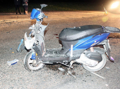 В Анапе два подростка на скутере врезались в легковушку