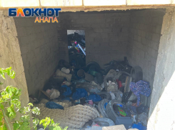 Дом-свалка: в Анапе в скандальном недострое царит жуткая антисанитария