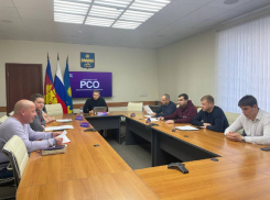 В праздничный день коммунальщики Анапы ремонтируют плитку и наводят порядок в сельских округах