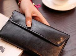 В Анапе в банке украли дамскую сумочку «Клач», 30 тыс. рублей и телефон