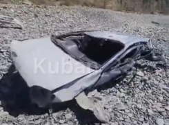 На Утрише под Анапой автомобиль с девушкой за рулём сорвался с обрыва