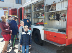 В Анапе «трудным» детям устроили экскурсию в пожарную часть