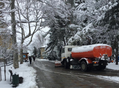 Коммунальные службы с ночи приступили к расчистке дорог и тротуаров