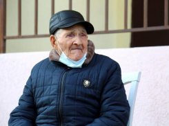 Военные в Анапе прошли торжественным маршем в честь 100-летия ветерана войны