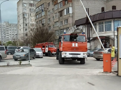 В Анапе в двух новостройках сработали сигнализации, приехали пожарные