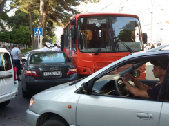 В Анапе в центре города авария с участием пассажирского автобуса