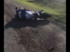 Под Анапой насмерть разбился байкер на мотоцикле БМВ. Очевидцы сняли видео