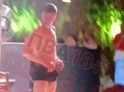 «Держи ужа при себе»: турист в ночном клубе Анапы не устоял перед стриптизершей