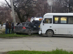  В Анапе на перекрёстке автобус жестоко помял «Ниссан»