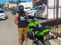 Байкера без прав и нарушителя ПДД на авто задержала полиция в Анапе