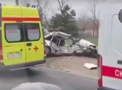 Жёсткое ДТП на въезде в Анапу: «четверка» в хлам. Прибыли «Скорая» и пожарные