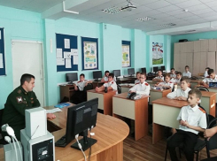 Офицеры технополиса «Эра» провели в школах Анапы уроки мужества