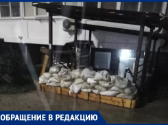 Жители дома на ул. Ленина в Анапе жалуются, что во время дождя цоколь уходит под воду