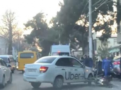 В центре Анапы таксист врезался в мотоциклиста