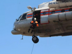 К поиску пропавших спасателей в Анапе подключили авиацию