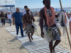 С пляжей в Анапе в ОМВД по миграции снова доставили представителей стран Африки