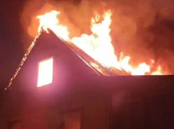 В Анапе ночью сгорел двухэтажный дом - видео