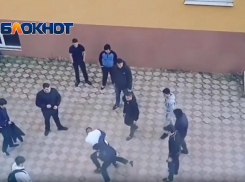 Момент разборок подростков в Анапе попал под прицел видеокамеры
