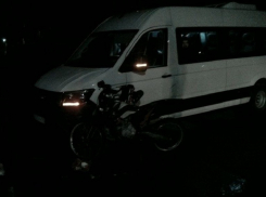 В Анапе мотоцикл влетел под автобус