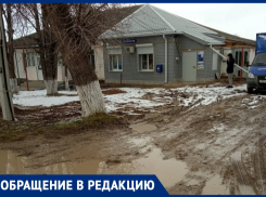 По уши в грязи: жители Усатовой Балки пожаловались на отсутствие тротуаров в центре хутора