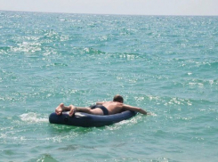 В Анапе запретили купаться на матрасах и катамаранах