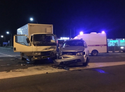 Ночью на трассе Анапа - порт Кавказ грузовик жёстко помял легковой «Ниссан»