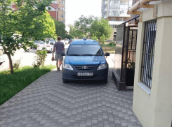 Водитель «Почты России» припарковался на тротуаре и был привлечён к ответственности в Анапе