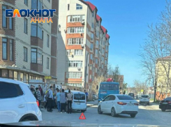 В Анапе серьезное ДТП – автомобиль вдавил подростка в забор