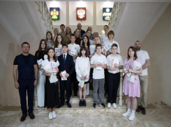 В Анапе 14-летним школьникам торжественно вручили первые паспорта. «Вы — граждане великой страны»
