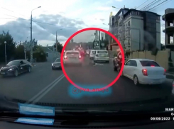 Автомобиль сбил девушку, переходившую дорогу в неположенном месте в Анапе