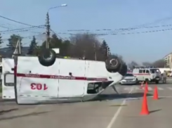 Анапчане обсуждают, кто прав: в ДТП от удара ВАЗ-21120 скорая перевернулась на крышу