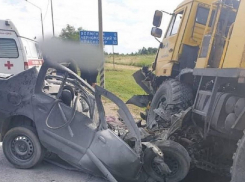 На трассе Краснодар-Анапа под колесами КамАЗа погиб водитель иномарки