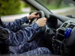 Повредил дверь магазина и скрылся: в Анапе росгвардейцы задержали вандала