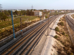 Опасные игры: в Анапе подростки укладывали камни на железнодорожные пути ради забавы