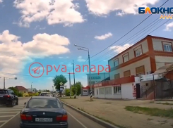 «Мерседес» в Анапе проехал по разделительной полосе и водителя привлекли к ответственности