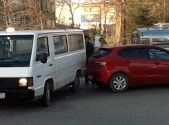 В Анапе на Астраханской столкнулись задами «Киа» и «Мерседес»